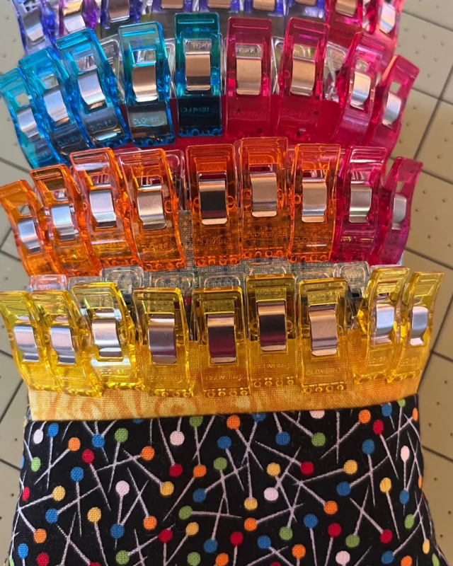 📸🧷 Rainbow of Readiness 💛🧡❤️💖💜💙
.
This is how I keep my favorite sewing clips close at hand—and add a little color to my workspace while I’m at it.
.
They’re clipped to a little handmade bag with pinhead-print fabric—equal parts useful and adorable. 🧵✨
.
If you’re looking for a cheerful way to stay organized while sewing or quilting, this one’s for you.
.
#FabricNook #TinasFabricNook #SewingOrganization #QuiltyThings #SewHappy #SewingTools #ColorfulClips #CraftRoomInspo #QuiltingLife #SewingJoy #WomenOwnedBusiness #GranbyColorado #ShopLocal